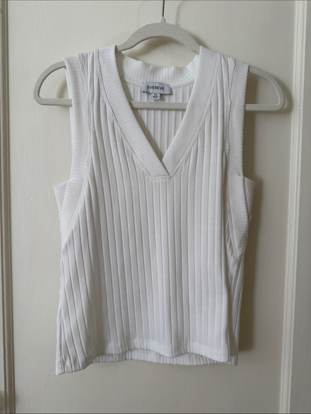 Evereve White Ribbed V-Neck Tank